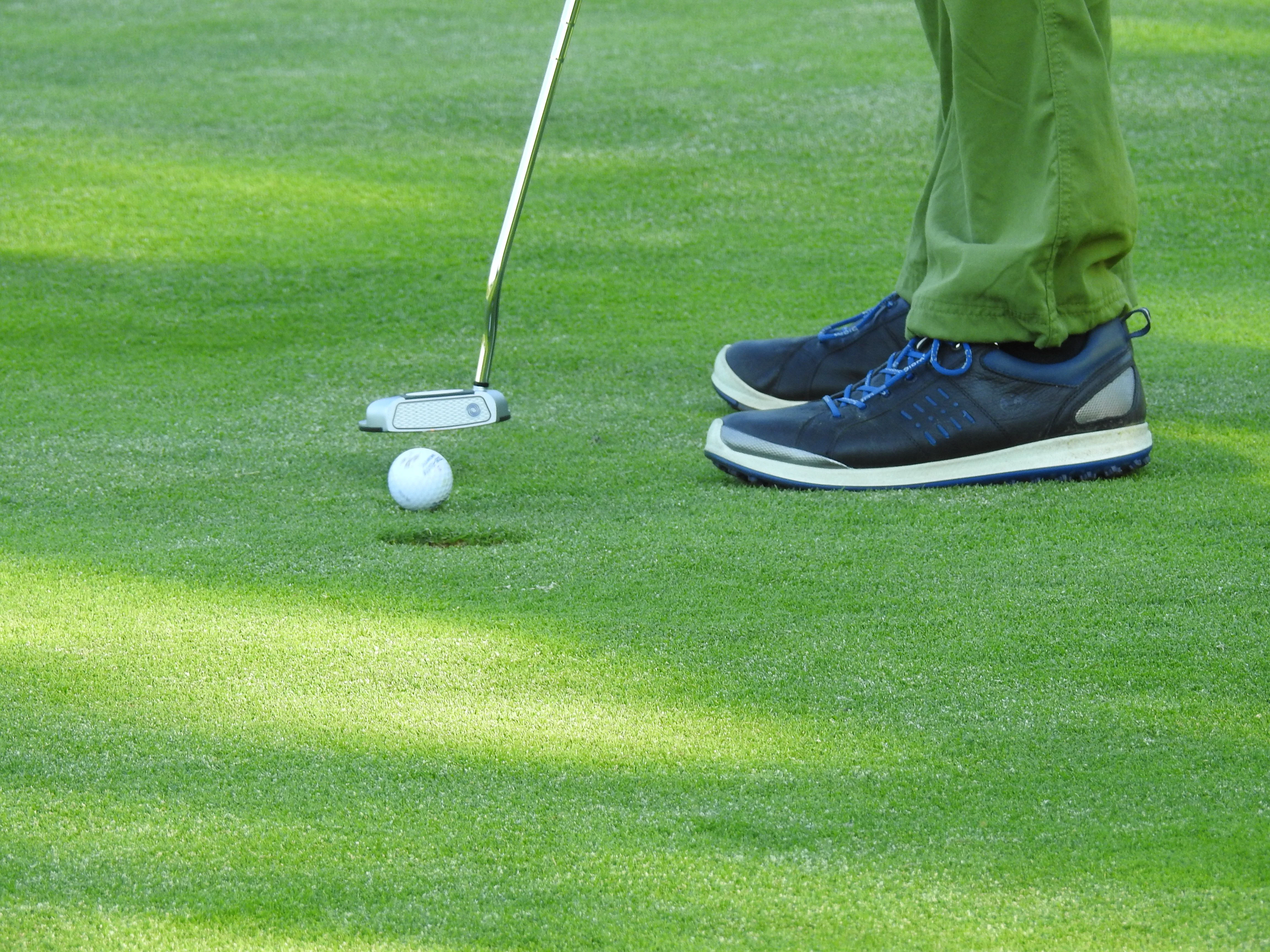 Hledám boty, které dělají golfistu aneb co čekat od golfového ševce